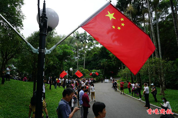 圖集｜慶祝深圳特區建立40周年 深圳蓮花山公園紅旗飄揚