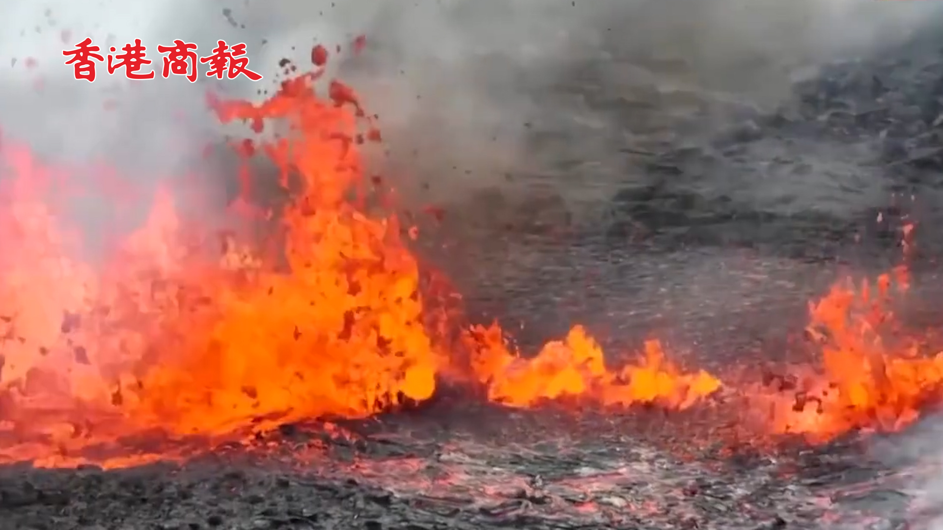 有片丨冰島首都附近一火山噴發：煙霧從地面升起 滾滾岩漿湧出