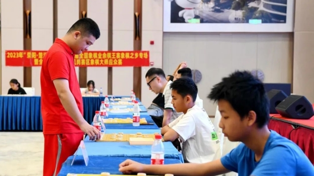 對弈迎「車輪戰」 莞鳳崗象棋賽上演1對20