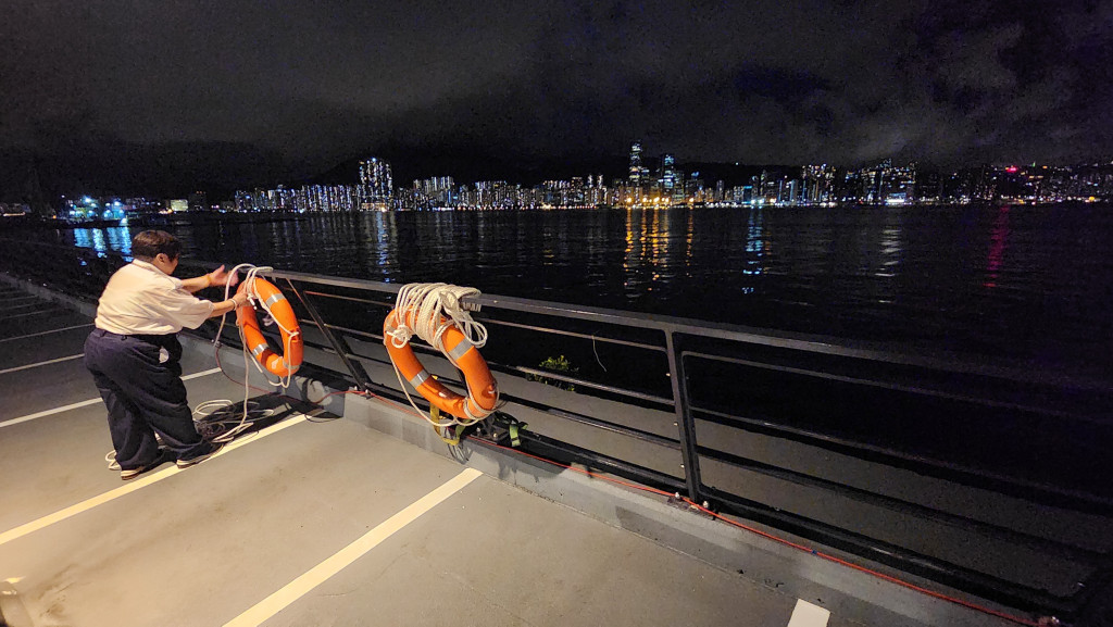 茶果嶺海濱公園兩狗墮海 女子落海營救 消防水警到場救起