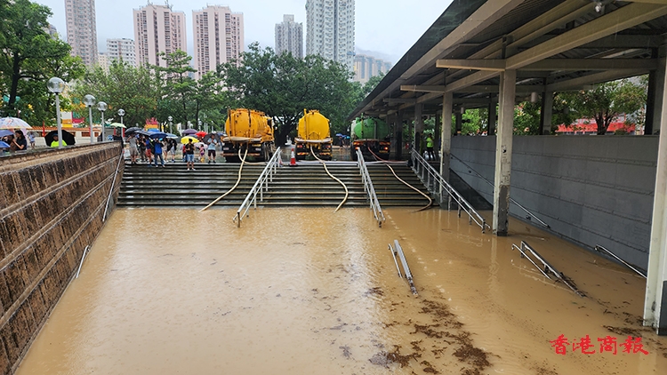 世紀暴雨｜【圖集】黃大仙中心地庫層店舖遭滅頂之災 龍翔道沿線交通停頓