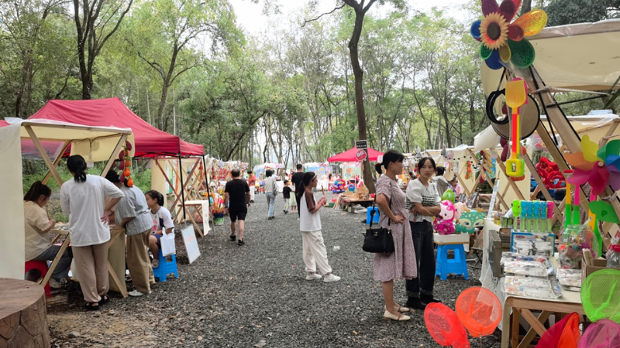 近郊遊受捧  皖徽州岩寺鎮創意市集熱火