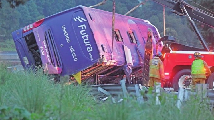 墨西哥一客車側翻致16人喪生