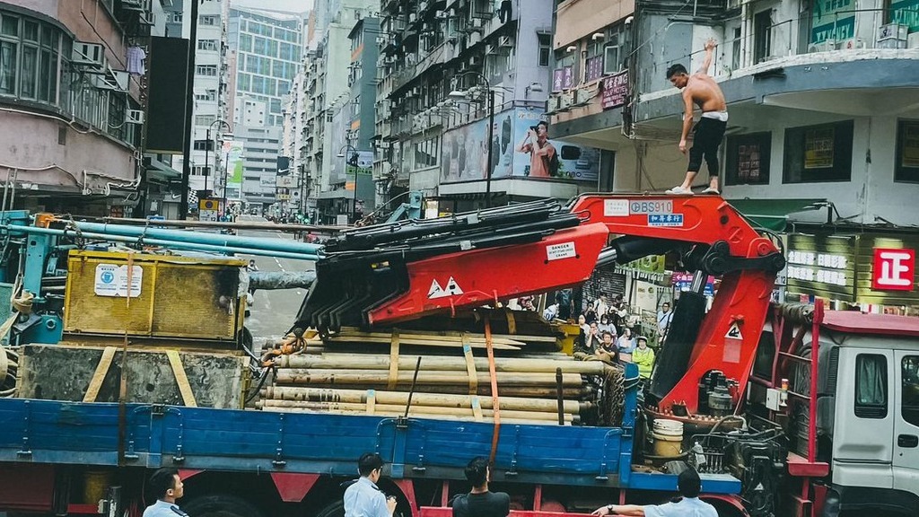 旺角亞皆老街赤膊男危站吊臂車 往大角咀方向全線封閉