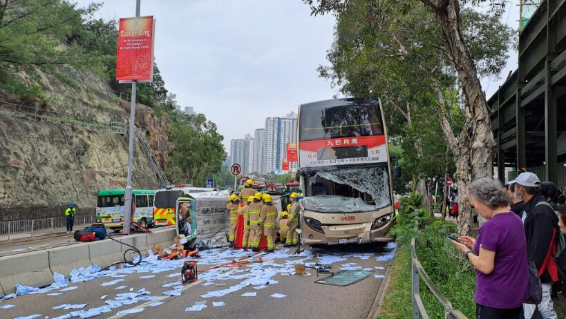 客貨車剷路壆越線撼巴士 乘客被困救出送院不治