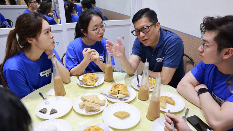 鄧炳強夥青年沙頭角打卡 感受當地歷史文化