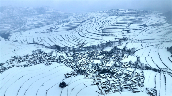 組圖丨甘肅榆中：初雪落大地 漫山裹銀裝