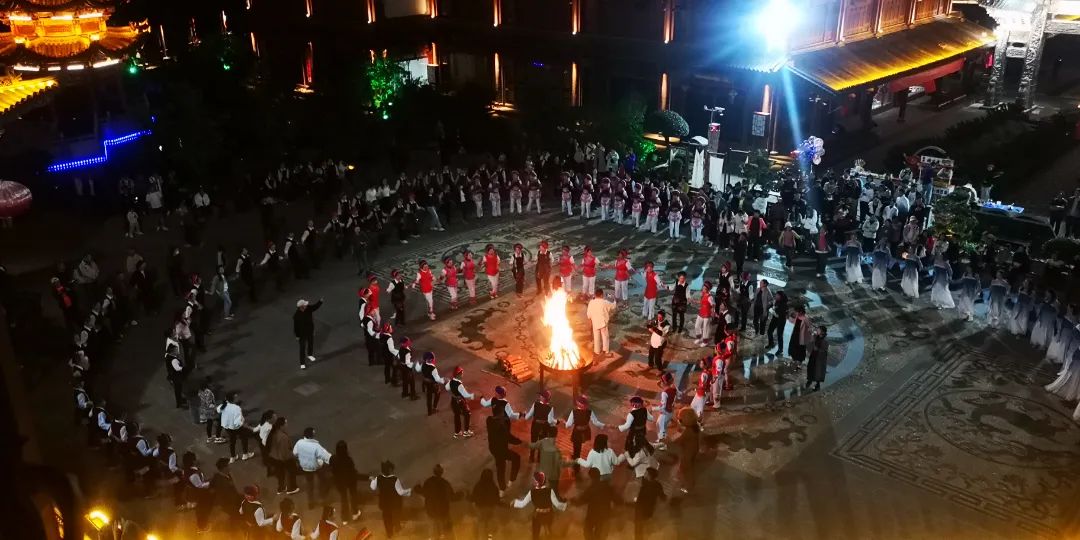 雲南鶴慶：同跳一支舞   共敘團結情