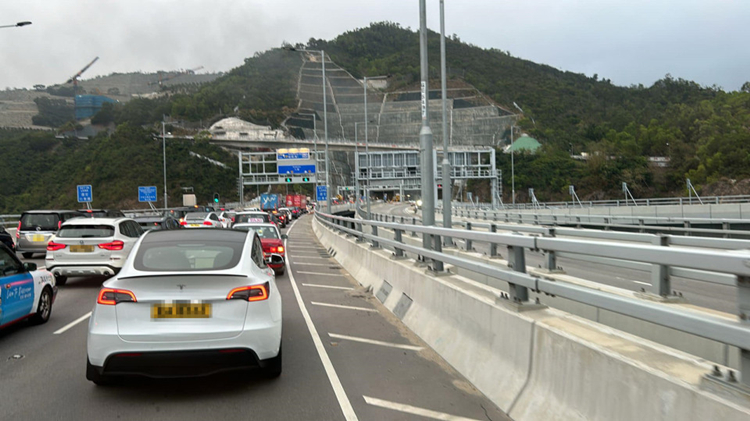 將藍隧道有私家車起火  往茶果嶺方向管道全線封閉