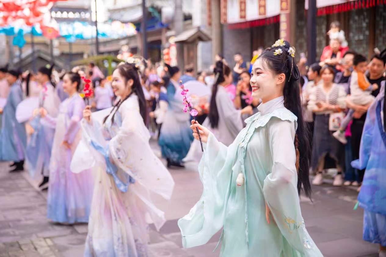 半價優惠、換裝遊園、百場演藝，三月來建業電影小鎮不負好春光