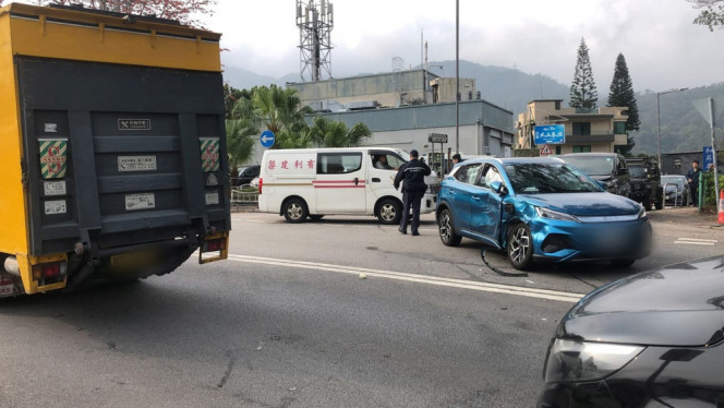 錦田公路私家車與輕型貨車相撞 來回行車線一度受阻