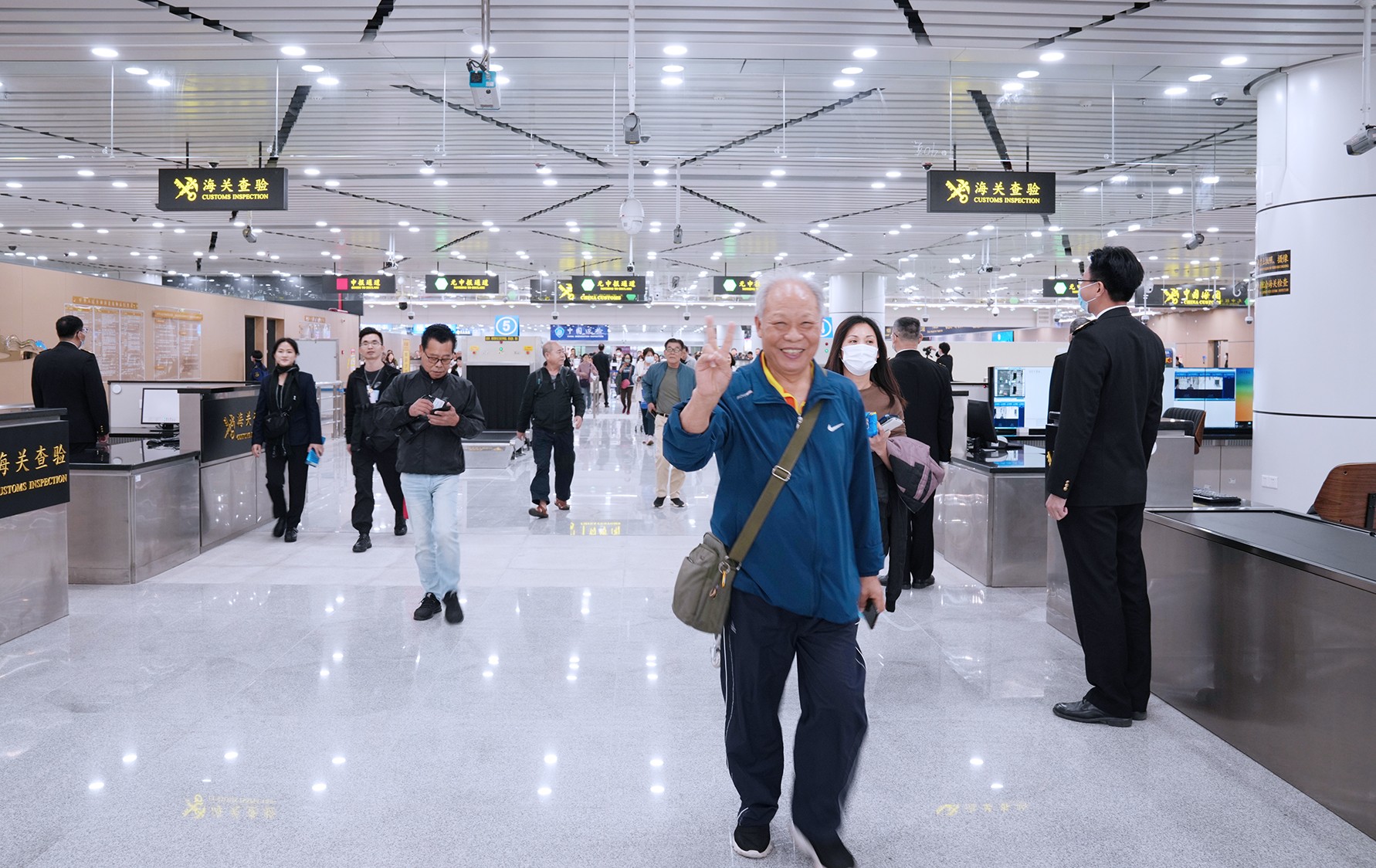 拱北海關打造智慧旅檢「無感通關」新體驗  拱北口岸主聯檢樓出入境大廳全新亮相迎客