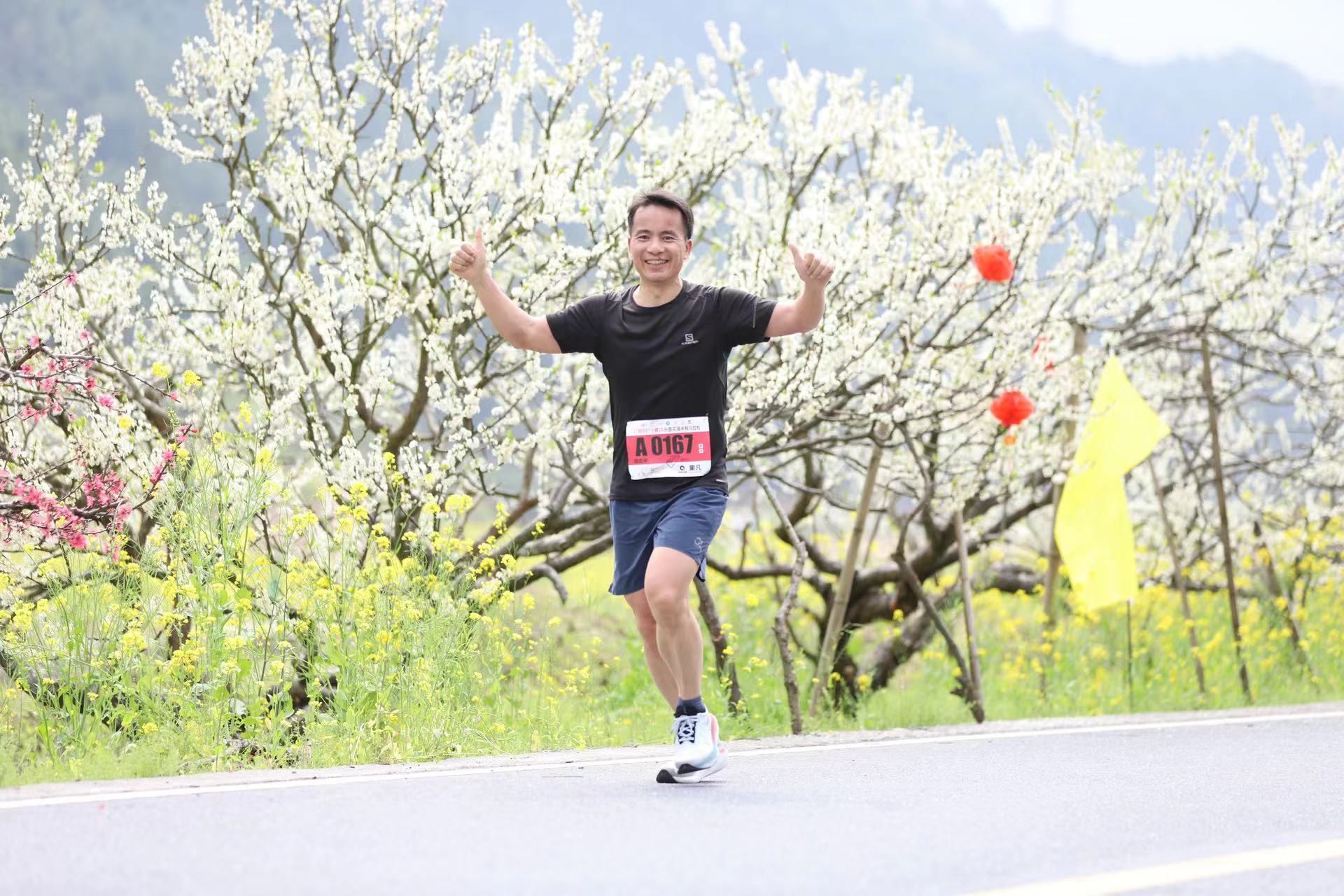  廣東樂昌花海半馬開賽 千餘選手奔赴爛漫春光