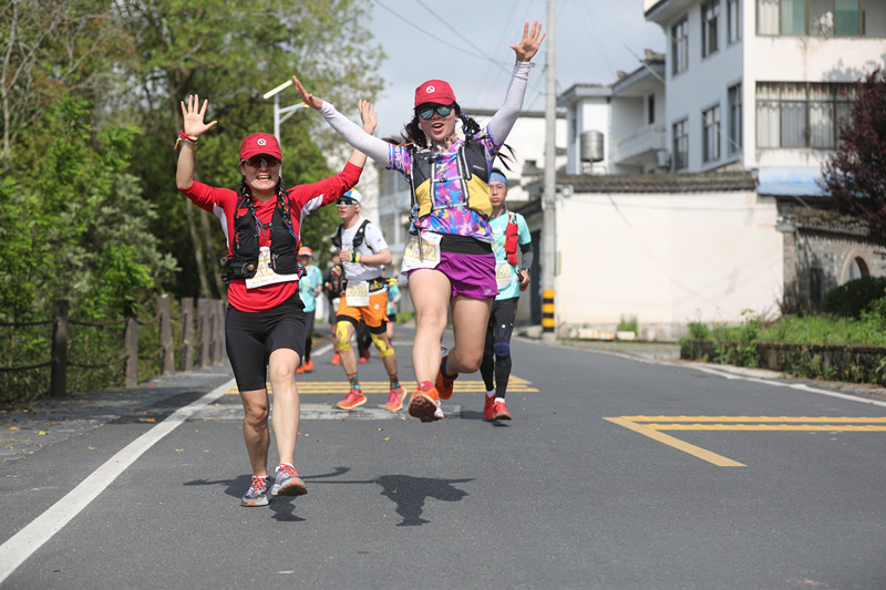 有片丨跨越千萬裏競逐「百公里」  海內外3000跑友古歙越野