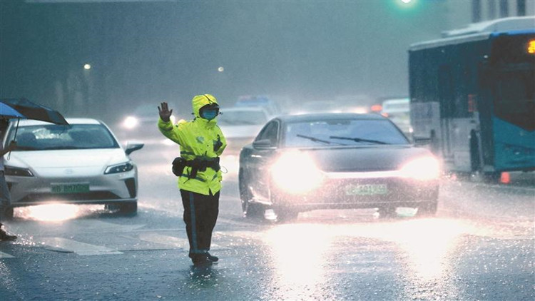 沒帶傘怎麼辦？有「小紅傘」 深圳地鐵雨傘外借服務太貼心了