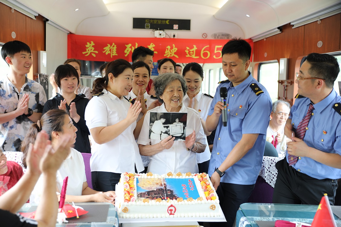 有片|「英雄列車」駛過65年 瀋陽客運段新老車長跨時空相見