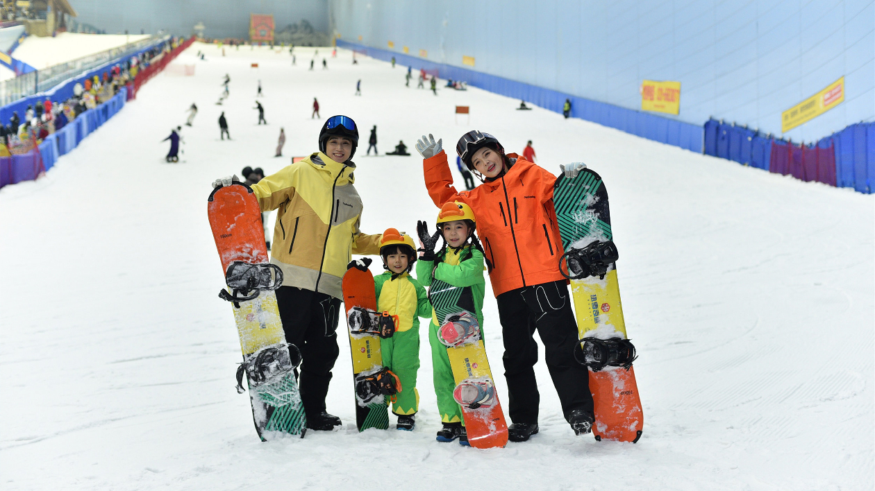 國慶黃金周上演國風冰雪盛宴 廣州熱雪奇蹟為港澳遊客開闢專線直通車直達雪場