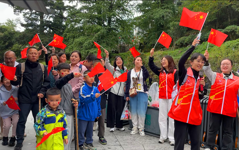 【大黃山365】舞動「志願紅」 同唱一首歌——記黃山迎客松文藝志願者程夢婷