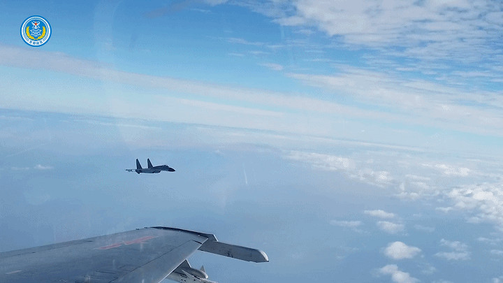 戰鷹瞰台！東部戰區空軍多型戰機與寶島台灣中央山脈同框