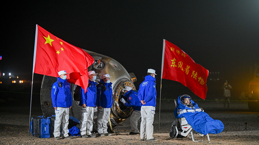 陳勇祝賀神舟十八號航天員凱旋