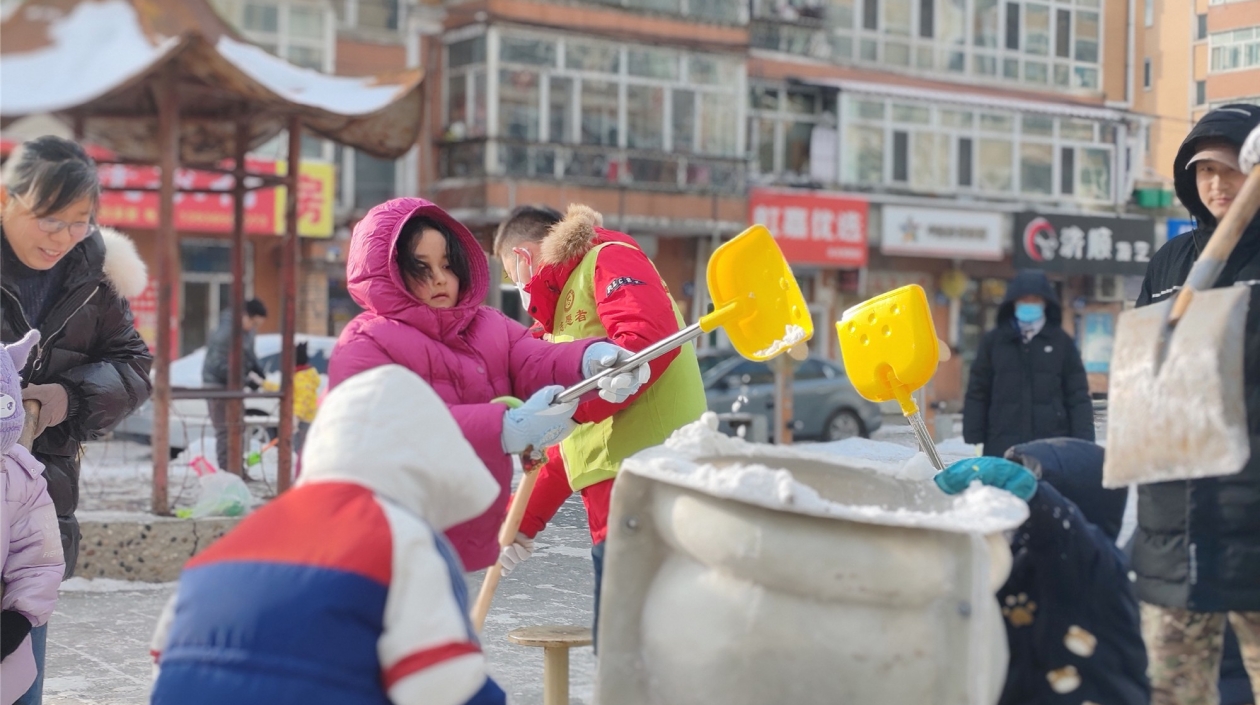 哈市香坊區紅旗街道開啟「童真雪趣迎亞冬」堆雪人活動