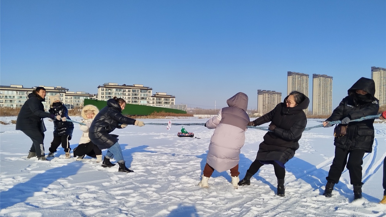 哈市香坊區新香坊街道長江路社區開展「樂享冰雪，激情亞冬」趣味運動會